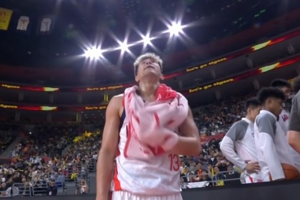 依旧犀利！郭艾伦弧顶摆脱徐杰直杀篮下拿到两分