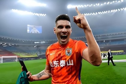 他原本都打算淡出鲁能主力阵容，没想到本赛季还是首发，引发热议