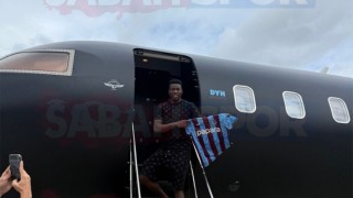 只差官宣！曼联门将奥纳纳落地土耳其，在飞机前展示特拉布宗球衣